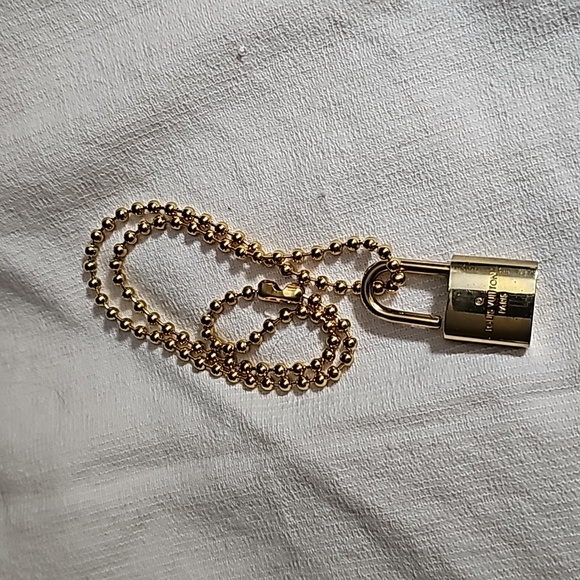 🩵LV Lock Necklace - Picture 3 of 6